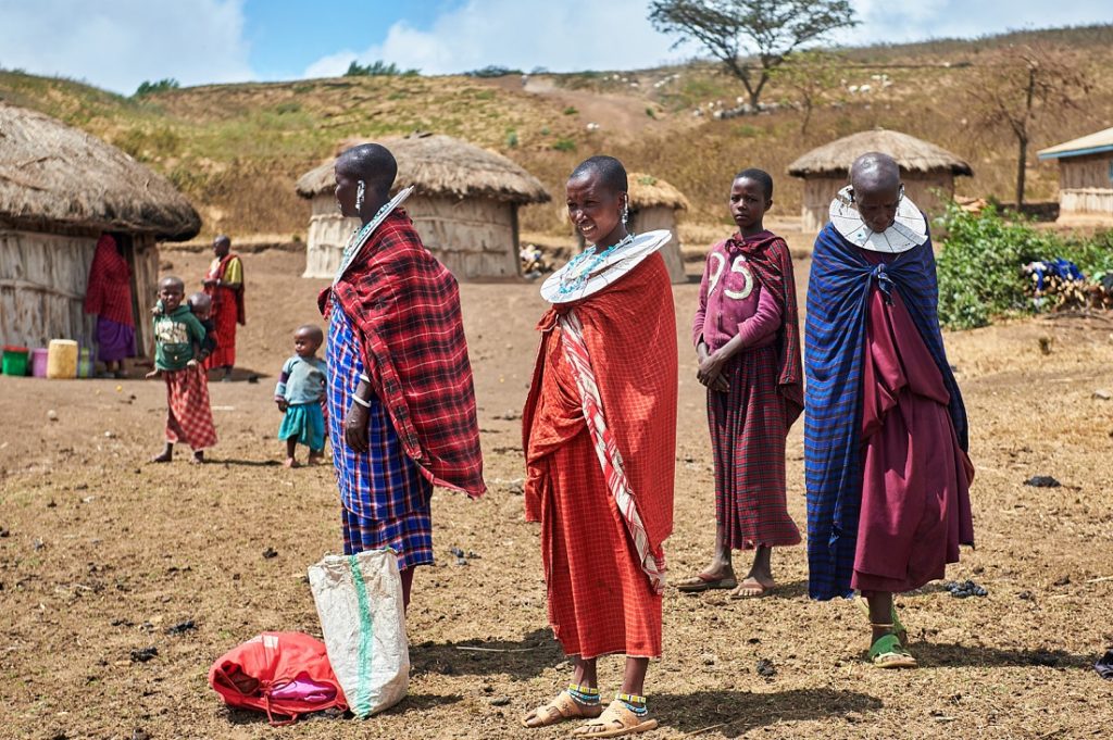 Maasai vrouwen verkleind